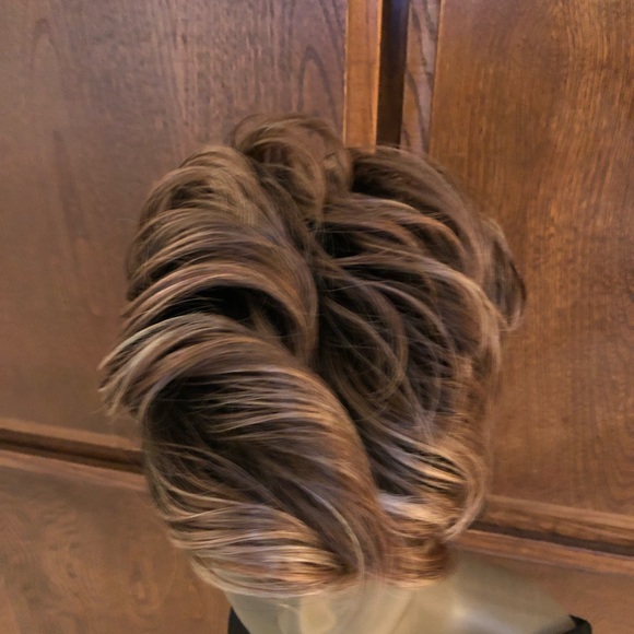 Short synthetic wig - Picture 2 of 5